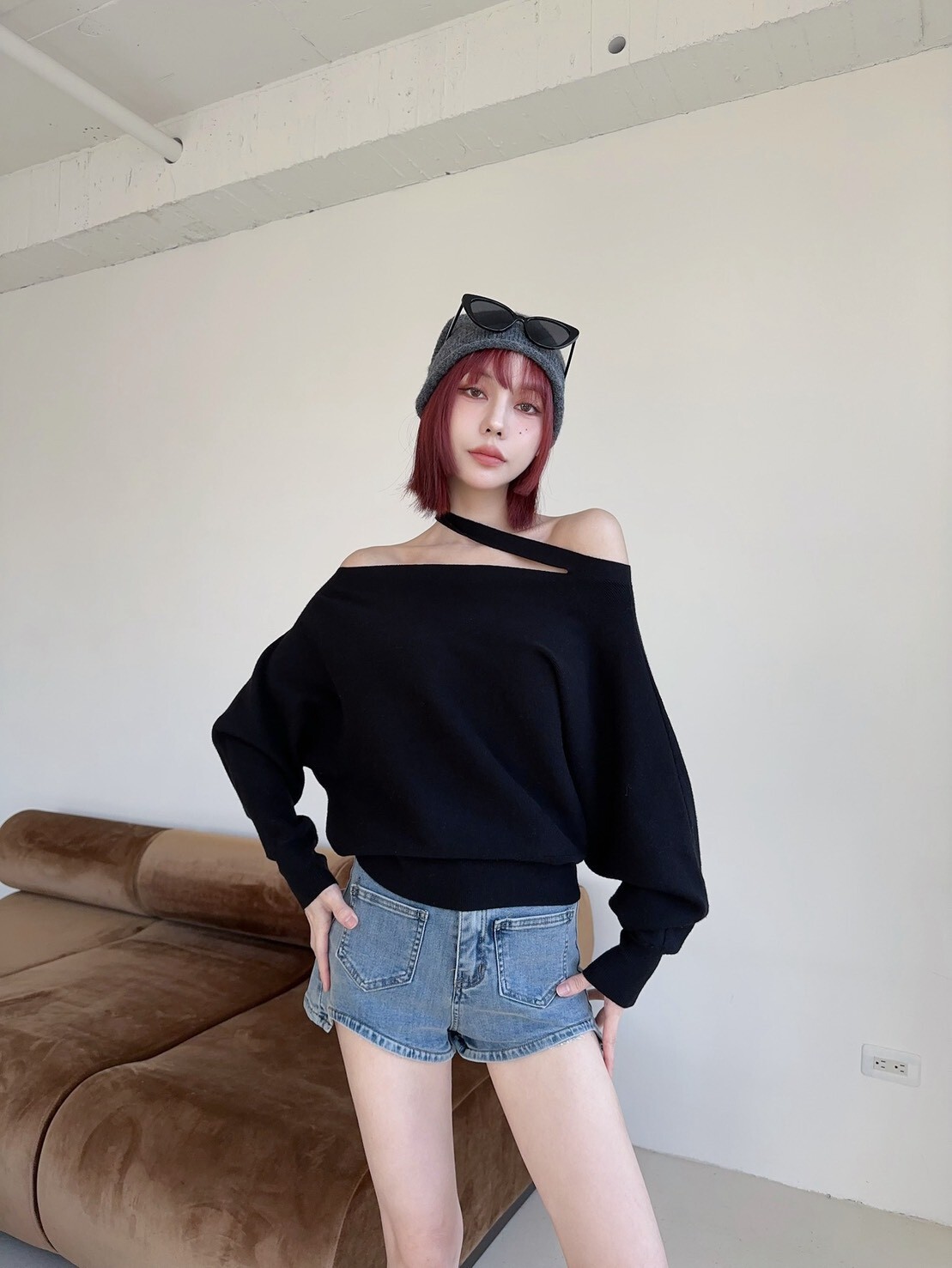 2206 𝓛𝓪𝓭𝔂𝓰𝓸純慾斜肩造型綁帶一字領針織上衣 (6)