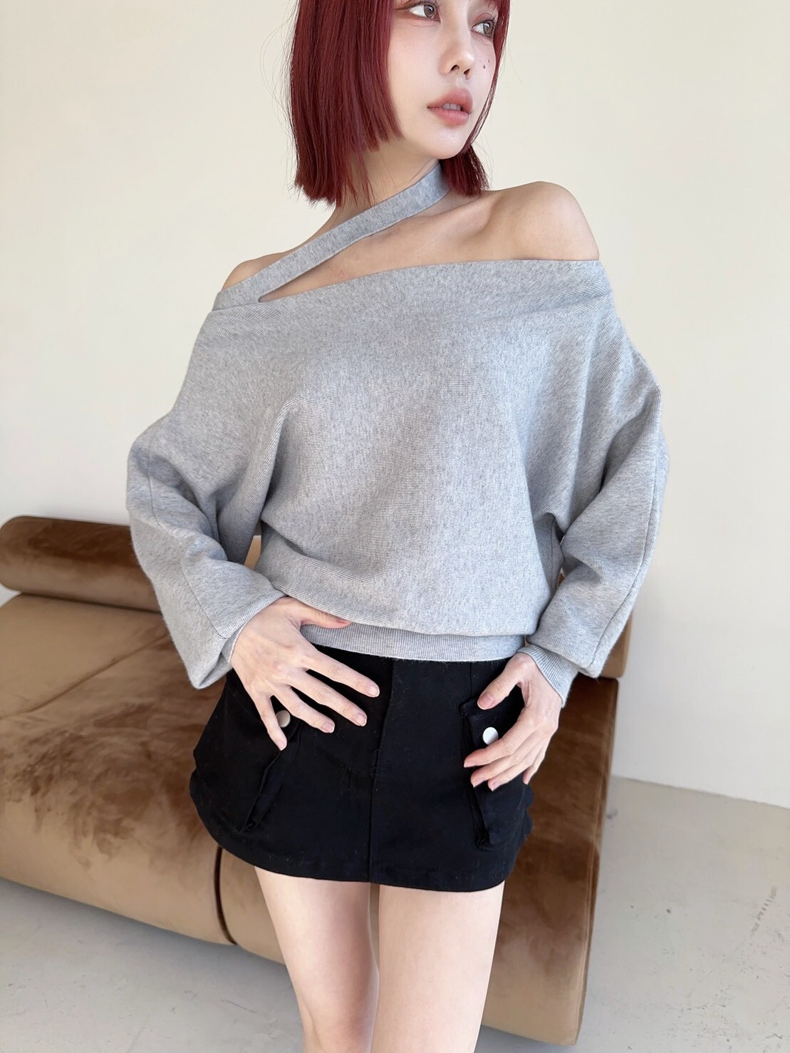 2206 𝓛𝓪𝓭𝔂𝓰𝓸純慾斜肩造型綁帶一字領針織上衣 (5)