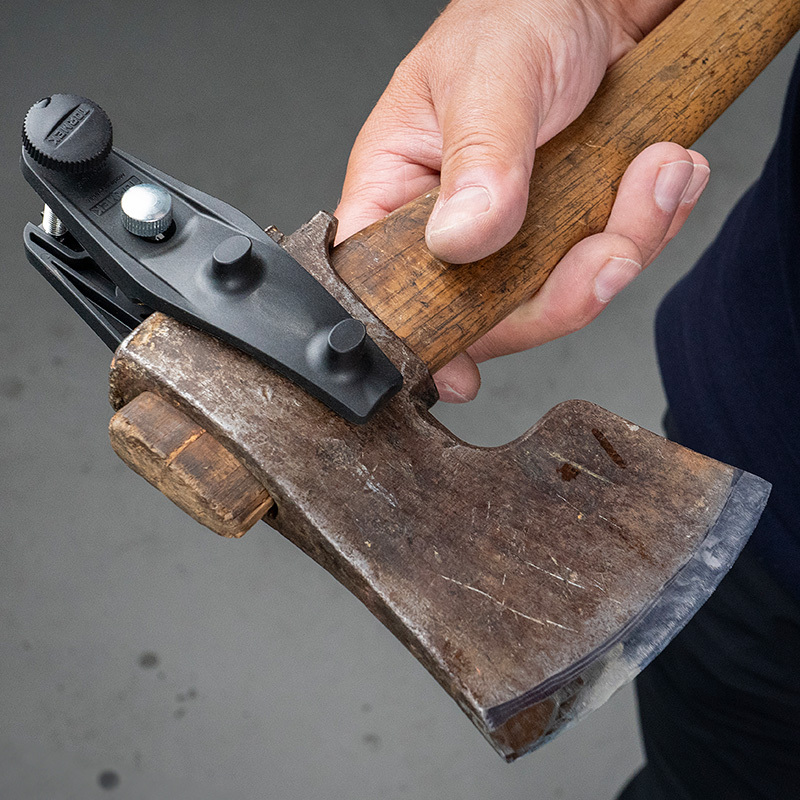 AX-40_Axe_Jig_mounted_on_axe