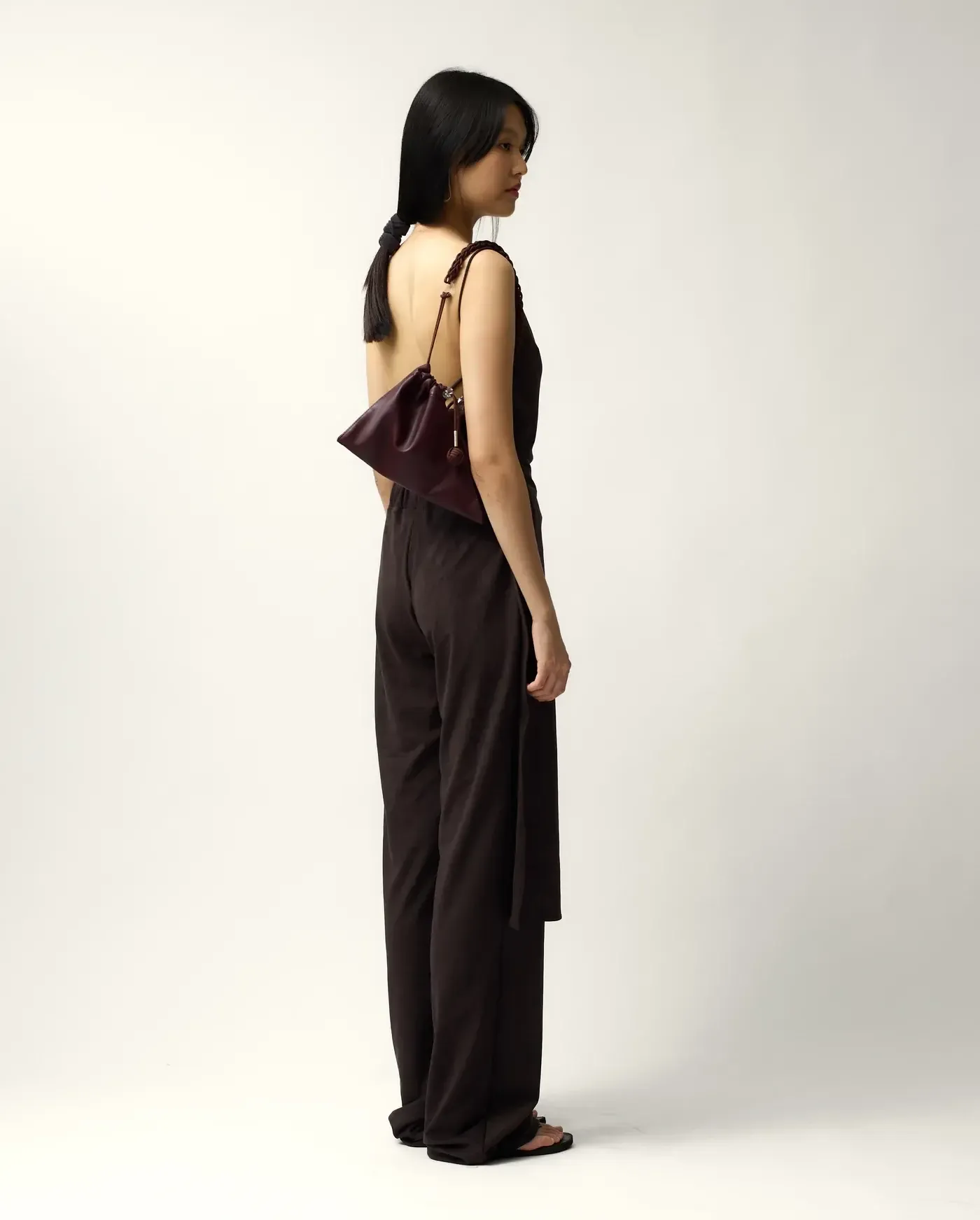 muunsan-seasonal25-twintote-visual-burgundy-01_5eeb703c-ec65-49f3-b520-01063bd250e0_1400x