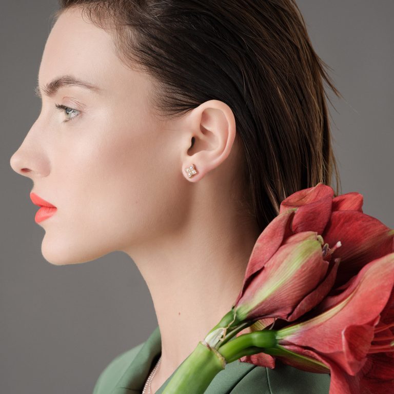 ROBERTO-COIN-PRINCESS-FLOWER-18KT-WHITE-GOLD-SMALL-STUD-EARRINGS-WITH-DIAMONDS-ADR777EA0641_WEAR-768x768