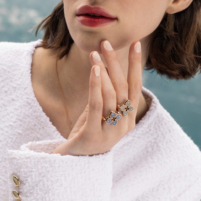 ROBERTO-COIN-VENETIAN-PRINCESS-RING-18K-BLUE-GOLD-AND-ROSE-STYLE-TITANIUM-WITH-DIAMONDS-SMALL-VERSION_ADR777RI3401_WEAR-768x768