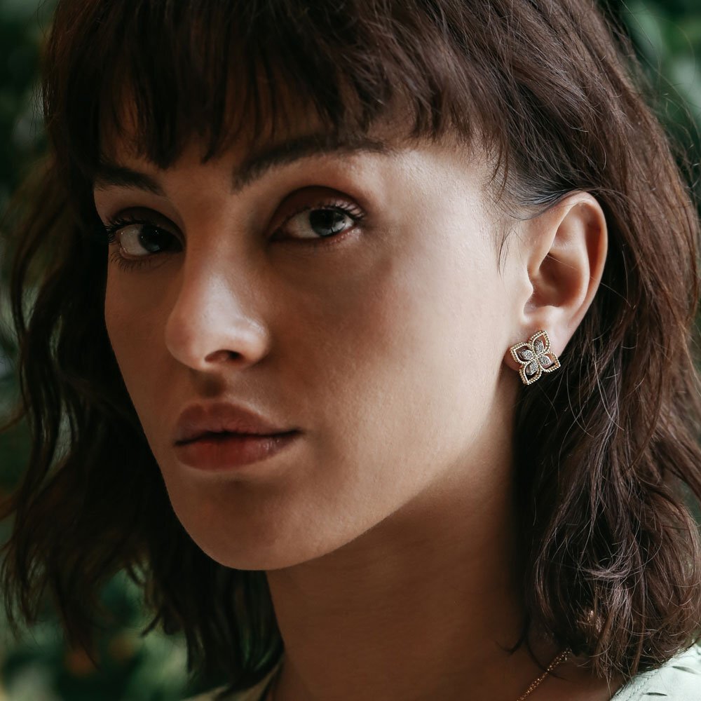 ROBERTO-COIN-PRINCESS-FLOWER-EARRINGS-18K-GOLD-WITH-DIAMOND-ONE-FLOWER-LARGE-VERSION-ADR777EA2665_WEAR