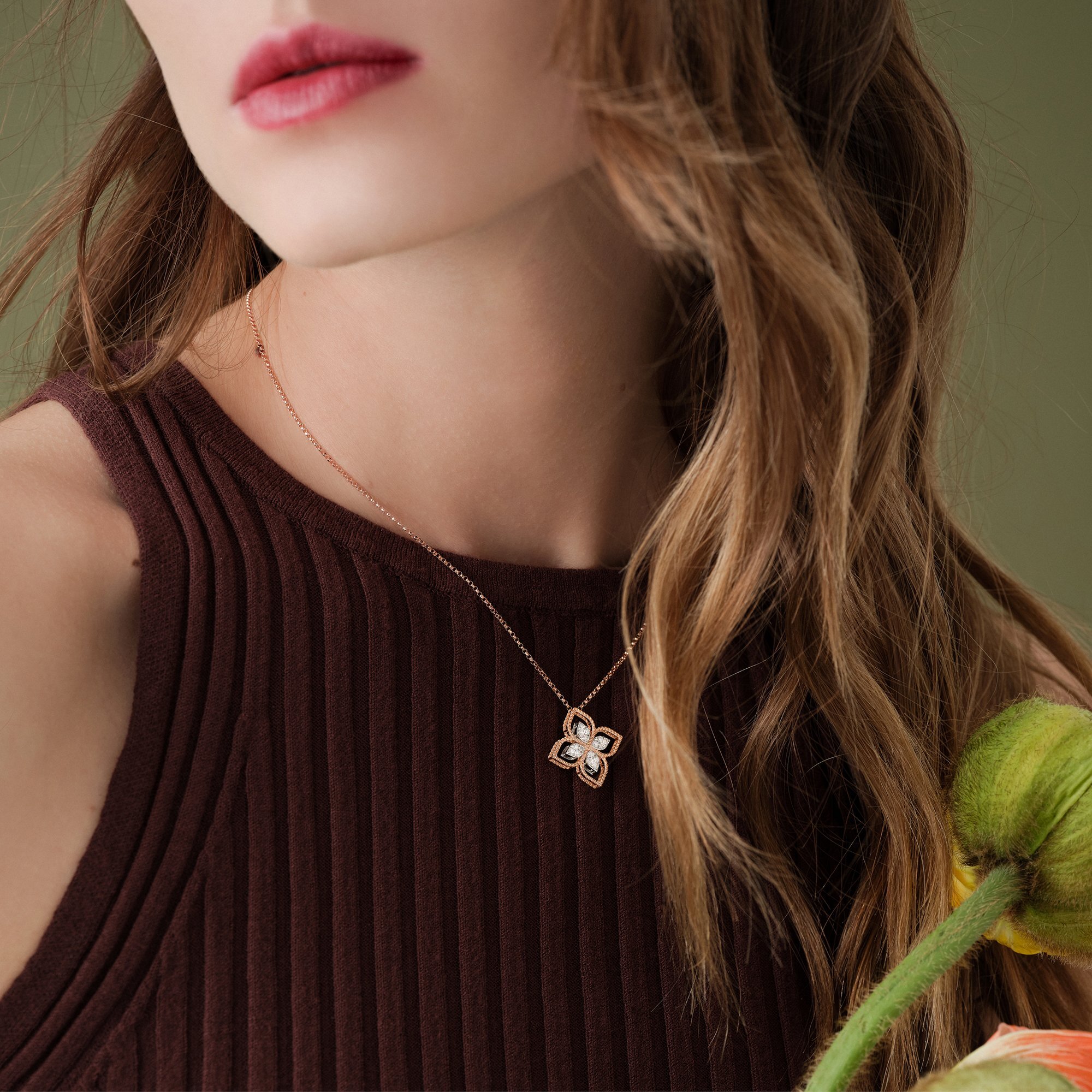 ROBERTO-COIN-PRINCESS-FLOWER-PENDANT-18K-GOLD-WITH-DIAMOND-ONE-FLOWER-SMALL-VERSIONADR777CL2665_WEAR