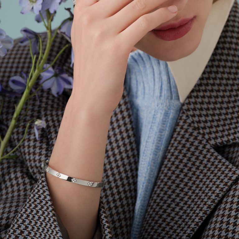 ROBERTO-COIN-LOVE-IN-VERONA-BANGLE-18KT-WHITE-GOLD-WITH-DIAMONDS-NARROW-WIDTH-VERSION-ADR888BA2013_01_WEAR-768x768