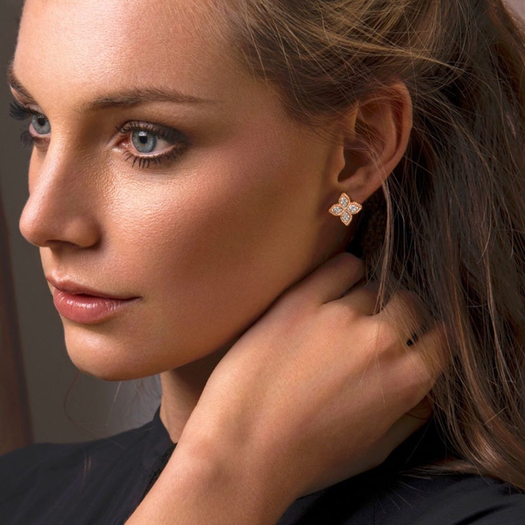 ROBERTO-COIN-PRINCESS-FLOWER-18KT-GOLD-MEDIUM-STUD-EARRINGS-WITH-DIAMONDS-ADR777EA0639_WEAR-1024x1024