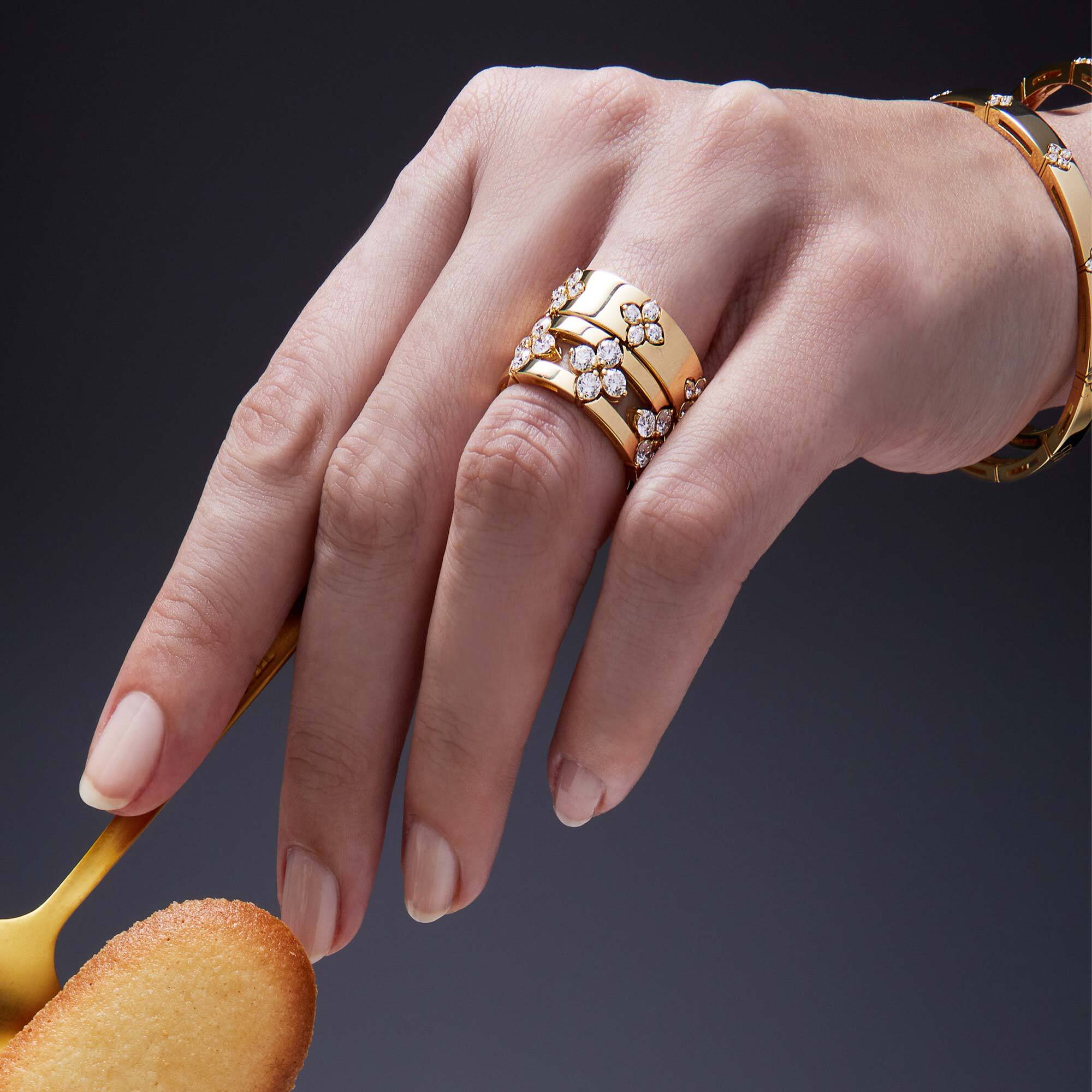 ROBERTO-COIN-LOVE-IN-VERONA-18K-YELLOW-GOLD-DIAMOND-OPEN-FRAME-RING-ADR888RI2239_WEAR