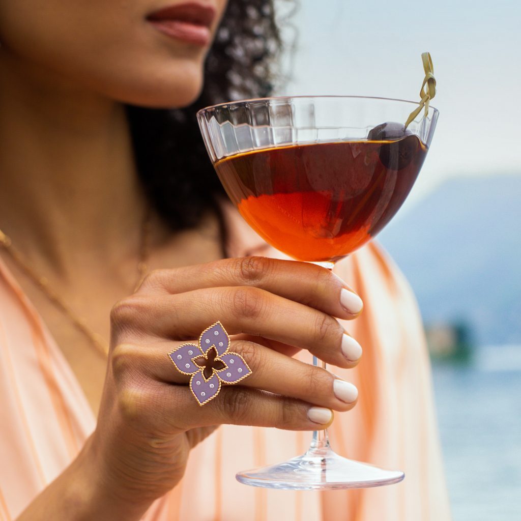 ROBERTO-COIN-VENETIAN-PRINCESS-RING-18K-ROSE-GOLD-AND-ROSE-STYLE-TITANIUM-WITH-DIAMONDS-LARGE-VERSION_ADR777RI3350_WEAR-1024x1024