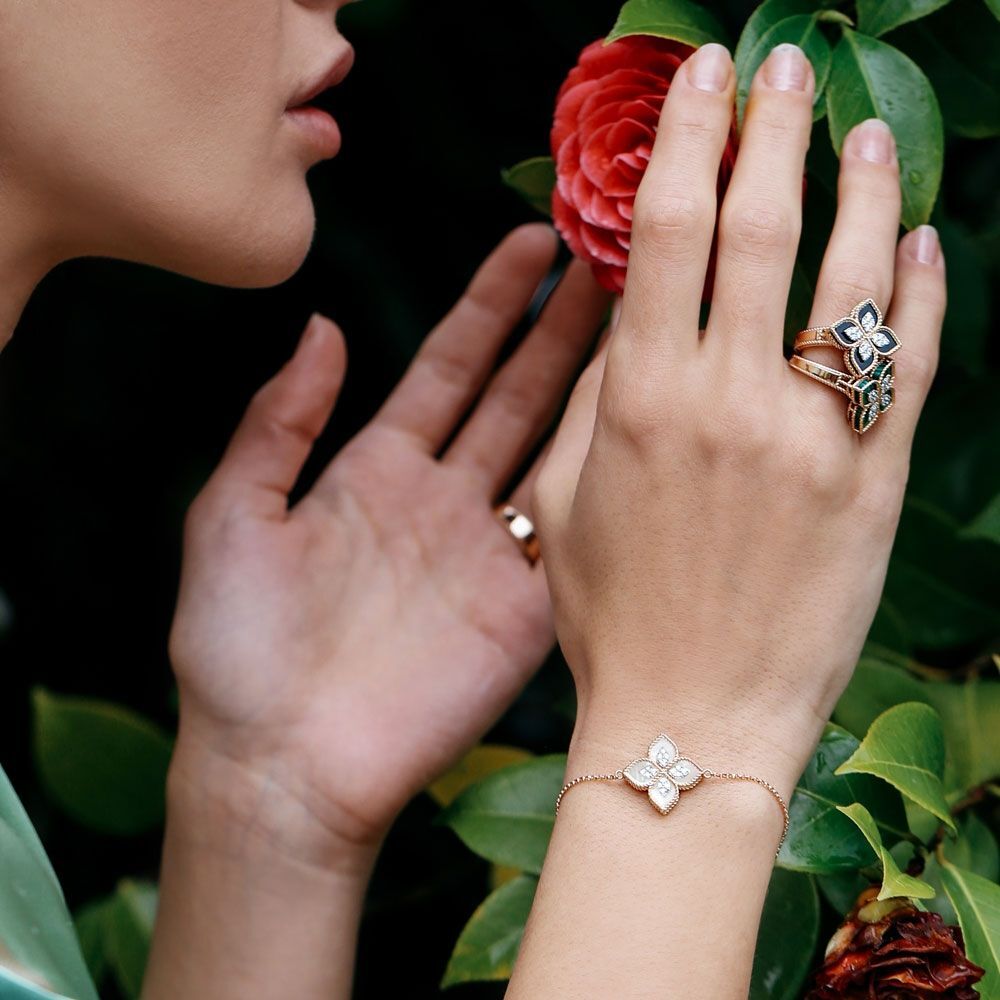 princess-flower-bracelet-in-18kt-rose-gold-with-mother-of-pearl-diamonds