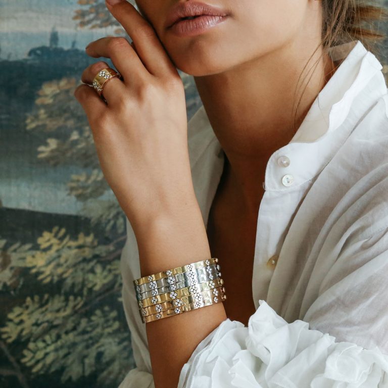 ROBERTO-COIN-LOVE-IN-VERONA-BANGLE-18KT-YELLOW-GOLD-WITH-DIAMONDS-MEDIUM-WIDTH-VERSION-ADR888BA2011_01_WEAR-768x768