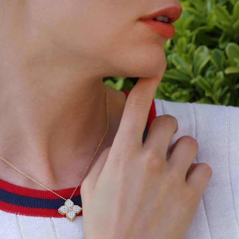 ROBERTO-COIN-PRINCESS-FLOWER-18KT-WHITE-GOLD-FLOWER-PENDANT-WITH-DIAMONDS-LARGE-VERSION_ADR777CL0652_WEAR-768x768