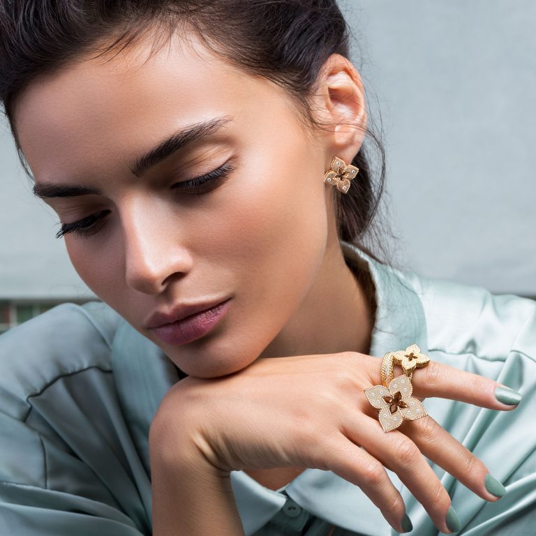 ROBERTO-COIN-VENETIAN-PRINCESS-18K-GOLD-MED-SATIN-FLOWER-W-DIAMONDS-ACCENT-COCKTAIL-RING-ADR777RI1247_WEAR-10-768x768