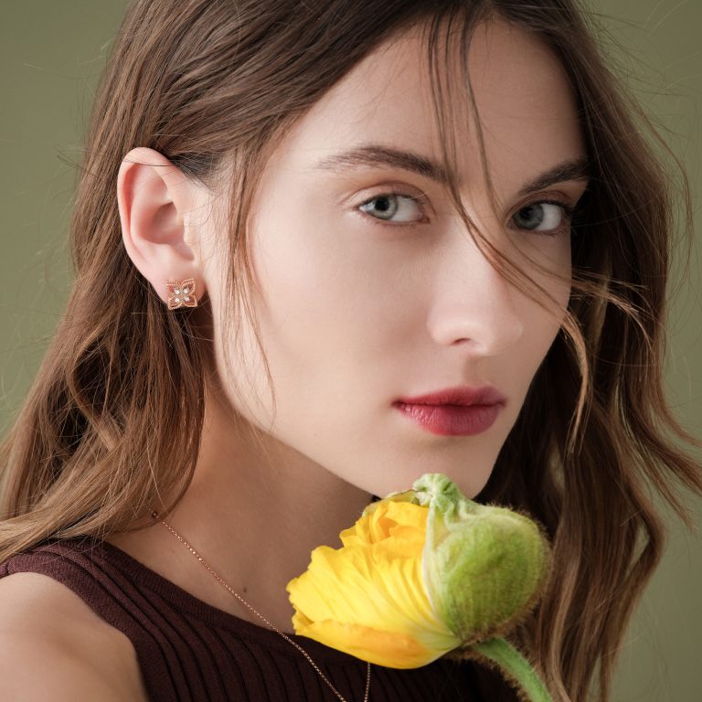 ROBERTO-COIN-PRINCESS-FLOWER-EARRINGS-18K-GOLD-WITH-DIAMOND-ONE-FLOWER-SMALL-VERSION-ADR777EA2666_WEAR-768x768