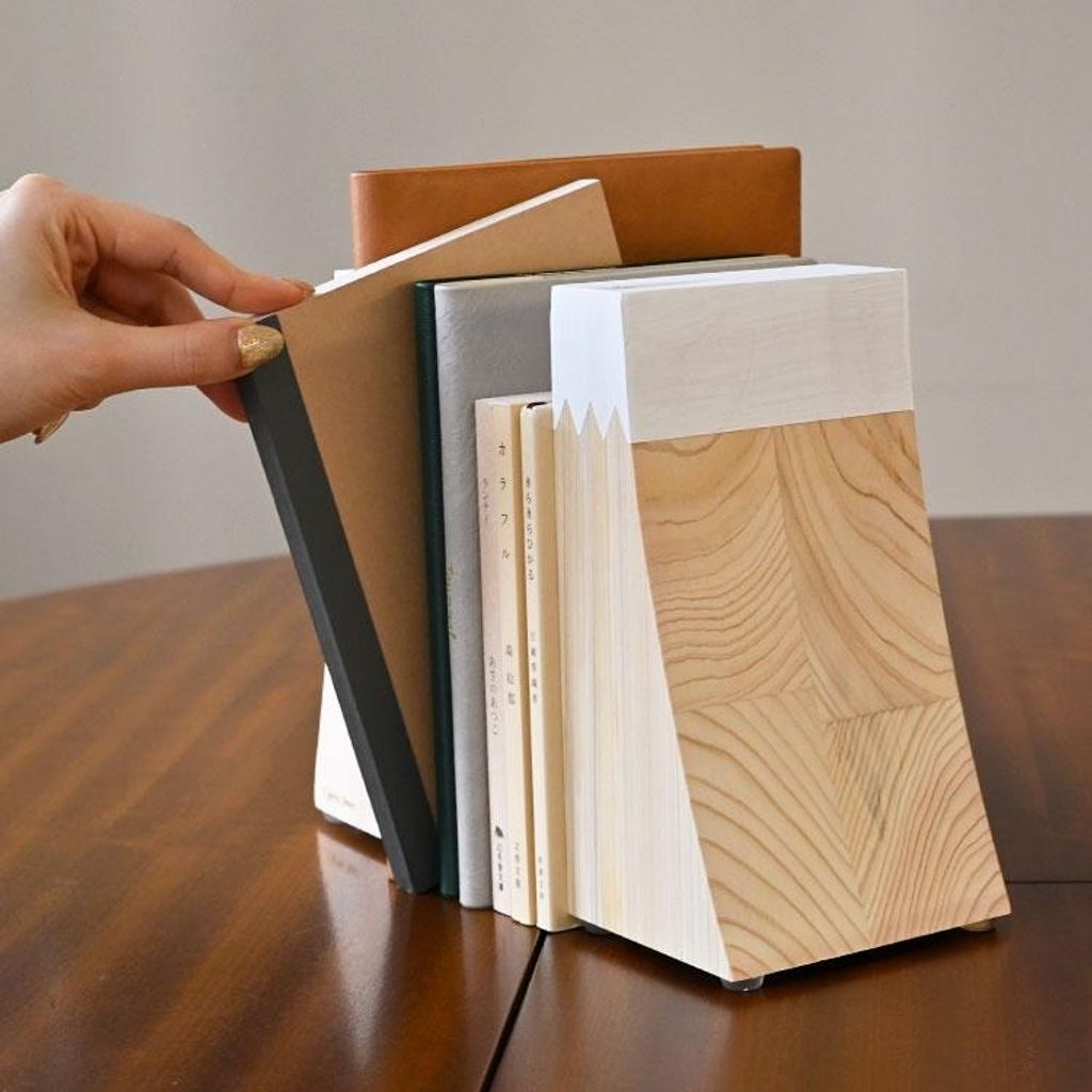 hauhau_kite-bookend01_6_d_20260318173949 2