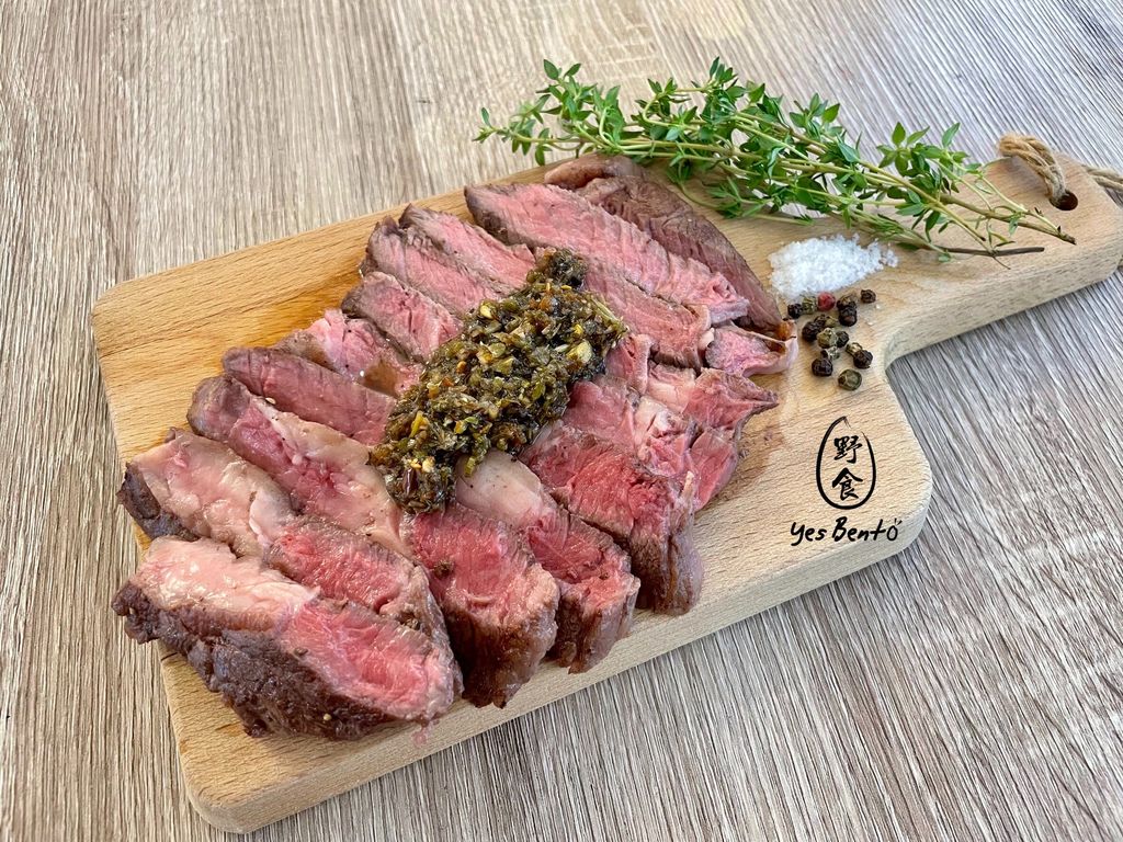 肋眼牛排佐阿根廷青醬