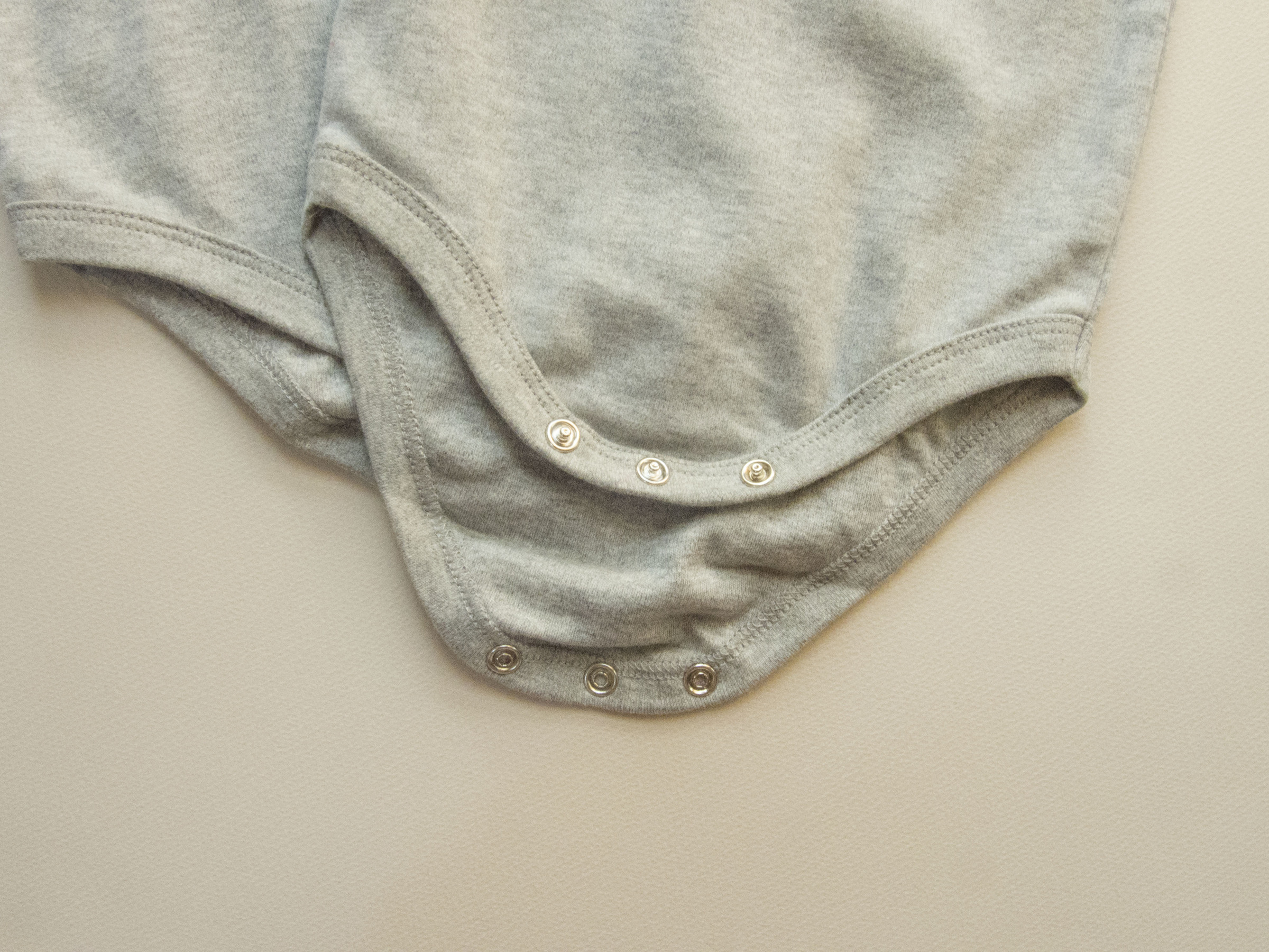 GOTS 灰 短袖包屁衣_23_01