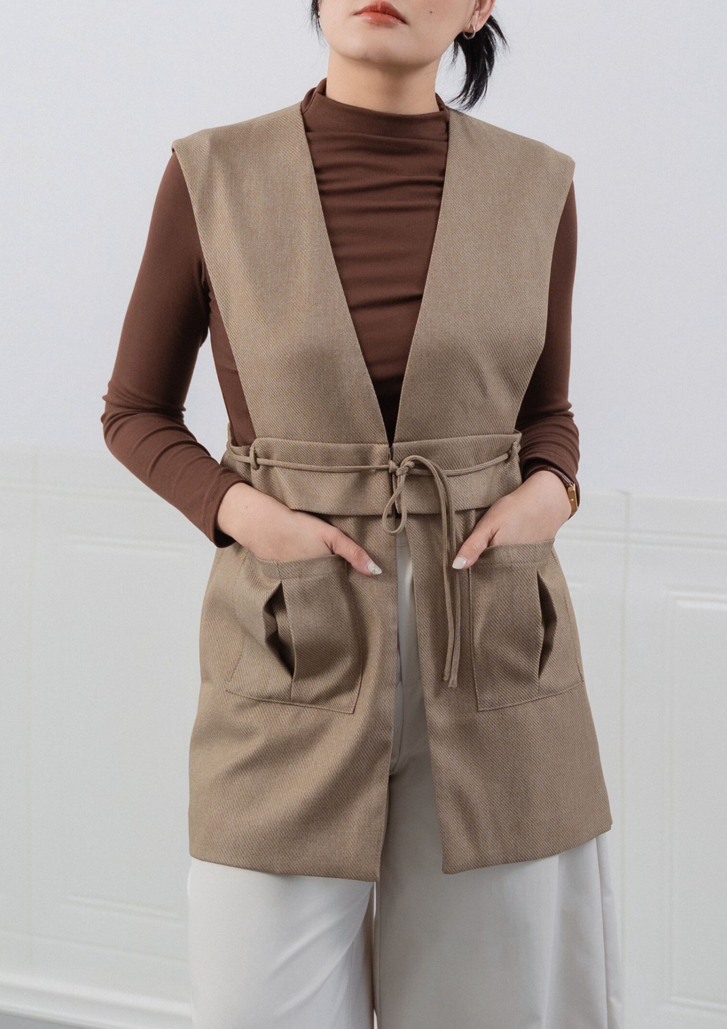 Model lnformation_ Bust 34” Waist 29.5” Hips 39.5” Height 168cm Weight 63kg Wearing size_ M size