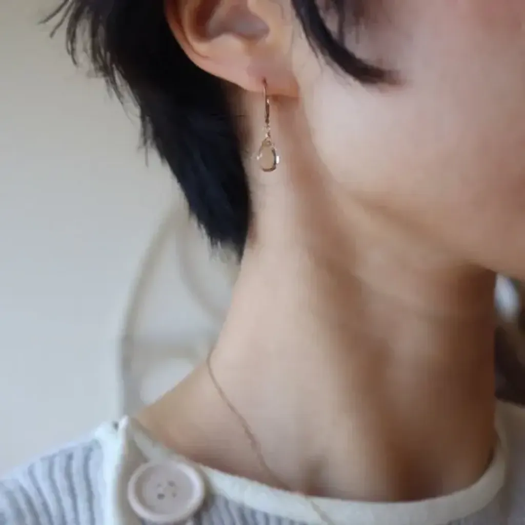 香檳色石英法式鉤穿孔耳環-2