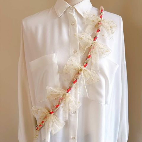 蝴蝶結粉白手機背繩_2026