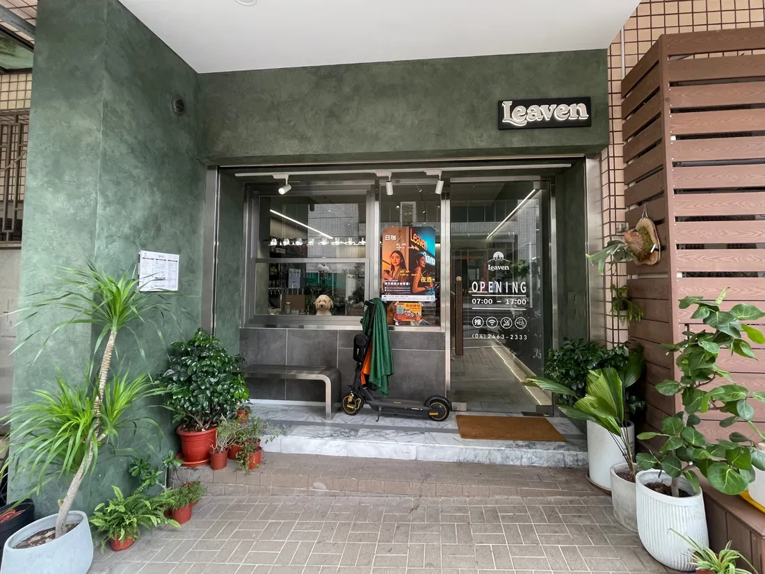 台中福瑞街巷內的樂坊入口與門前植栽