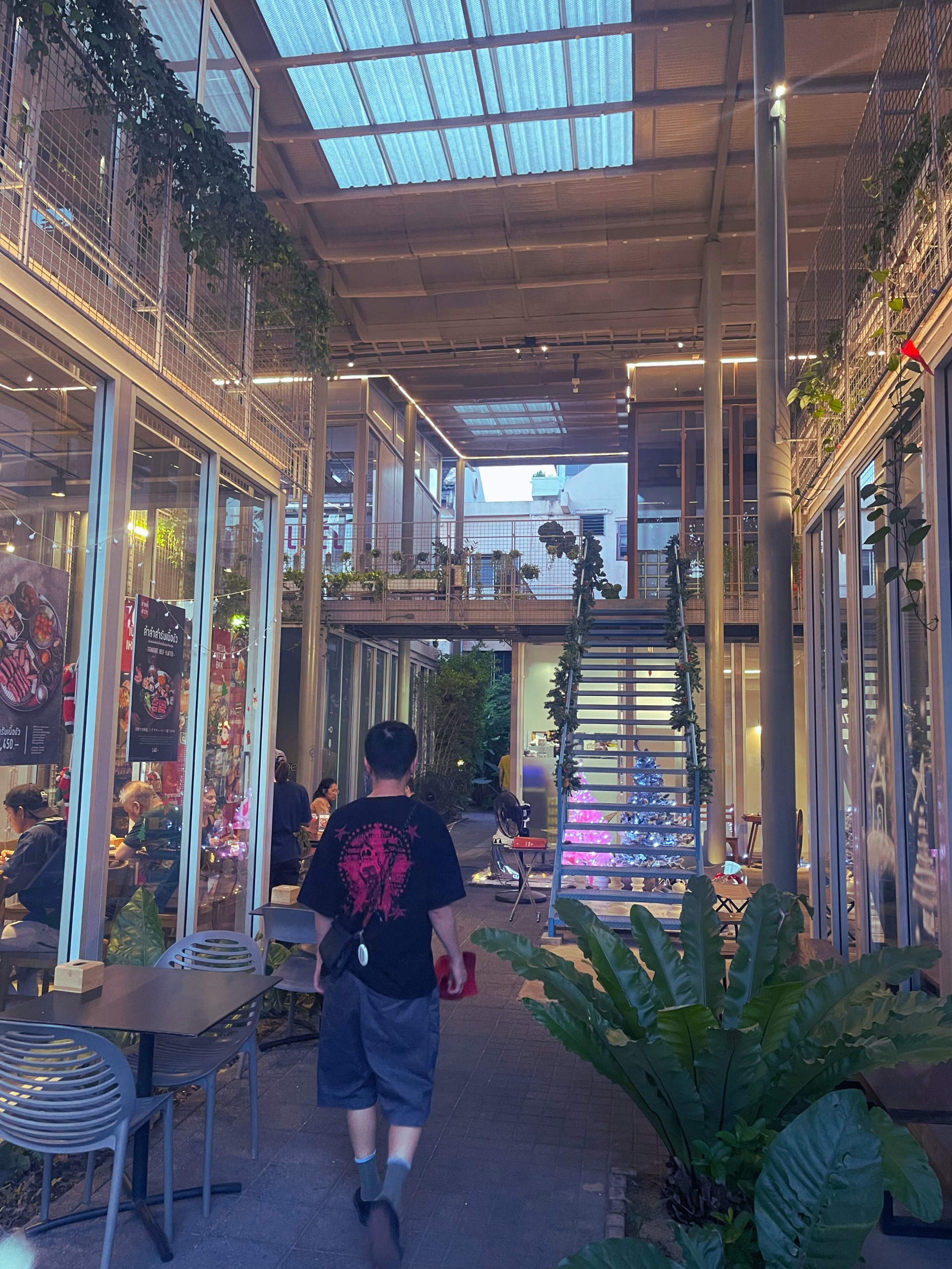 POWWOWWOW 招牌與入口