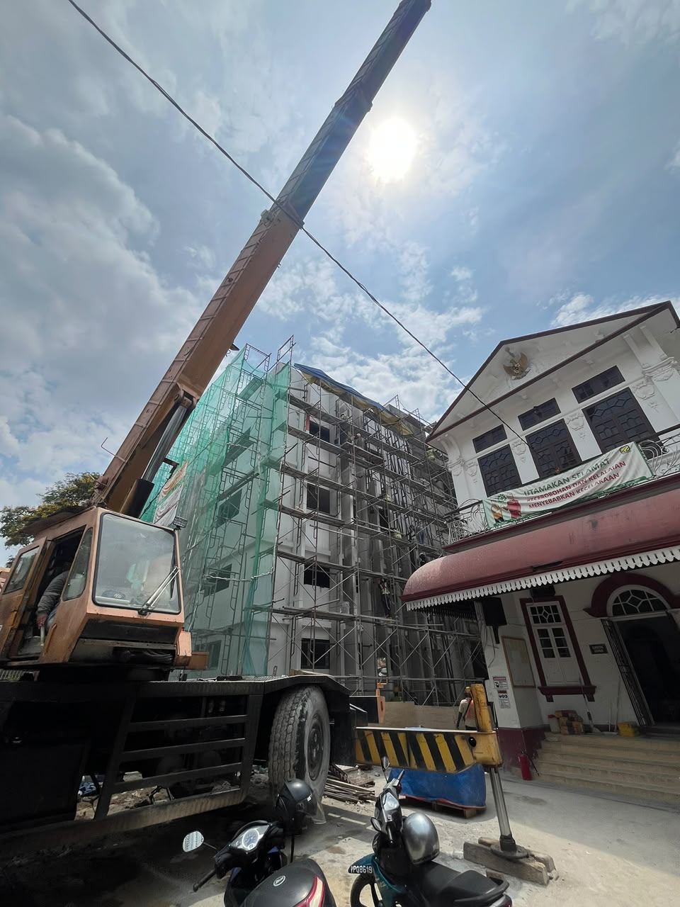 Controlled lifting operation during VRF equipment delivery