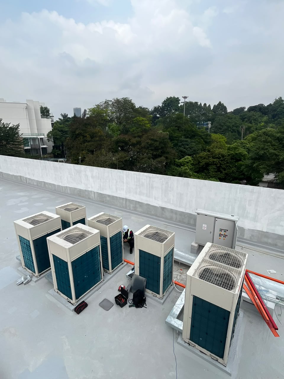 Structured rooftop VRF equipment arrangement