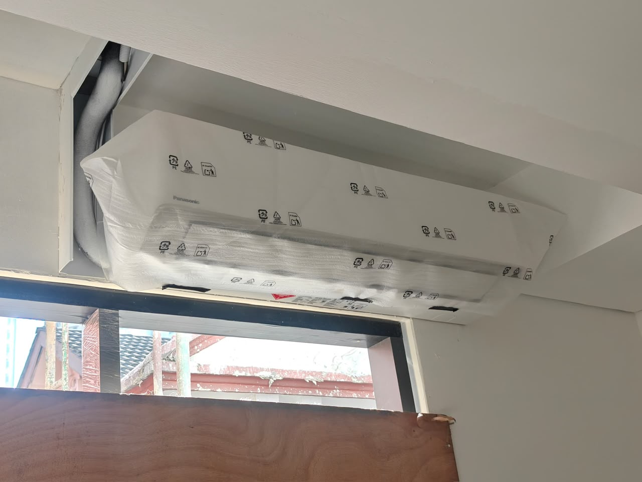 Indoor air-conditioning unit installed with a clean finish