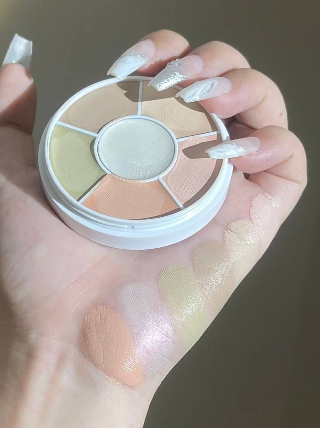 About Tone 多功能遮瑕盘