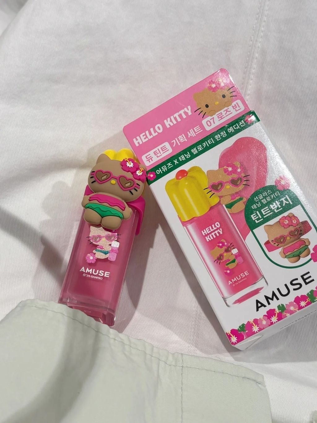 Amuse x 黑皮HelloKitty 小雏菊唇釉