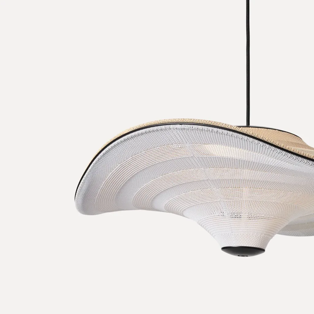 made-by-hand_flying_lamp_o58cm_golden-sand_detail_backgroundtone_1167 (1)