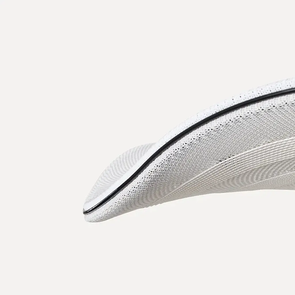 made-by-hand_flying_lamp_o78cm_ivory-white_detail_backgroundtone_0968