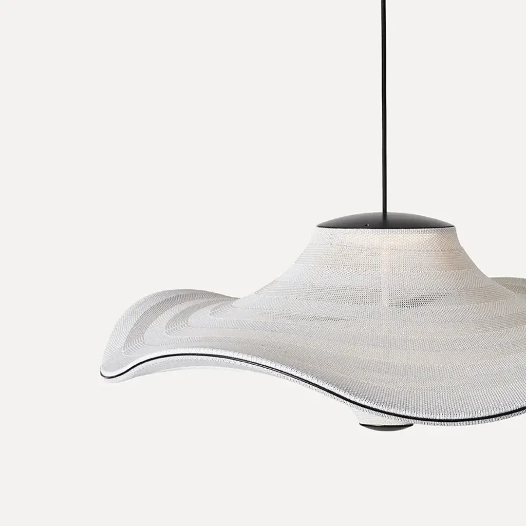 made-by-hand_flying_lamp_o78cm_ivory-white_detail_backgroundtone_0976