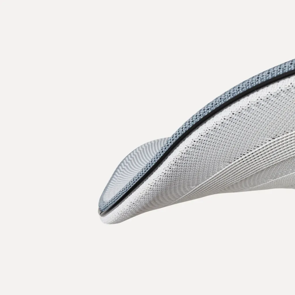 made-by-hand_flying_lamp_o78cm_haze-blue_detail_backgroundtone_1110_90704e52-261b-49a1-8fc6-1645e67fe859