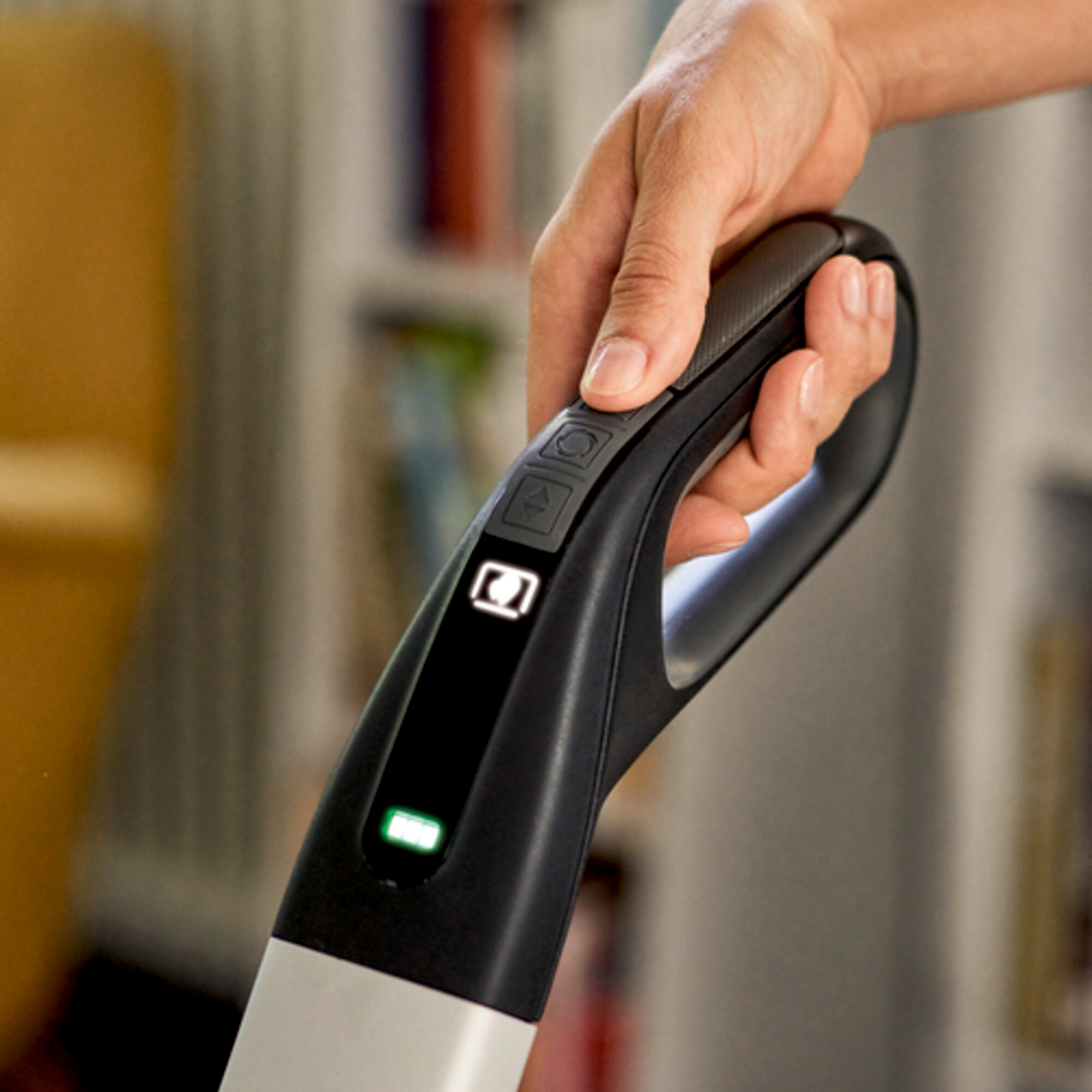 Hard floor cleaner FC 7 Cordless: Two different cleaning modes plus boost function