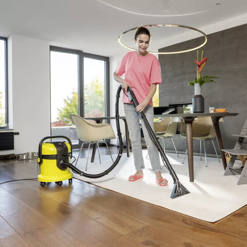 Cleaning carpet with the Kärcher spray extraction cleaner Cleaning carpet with the Kärcher spray extraction cleaner