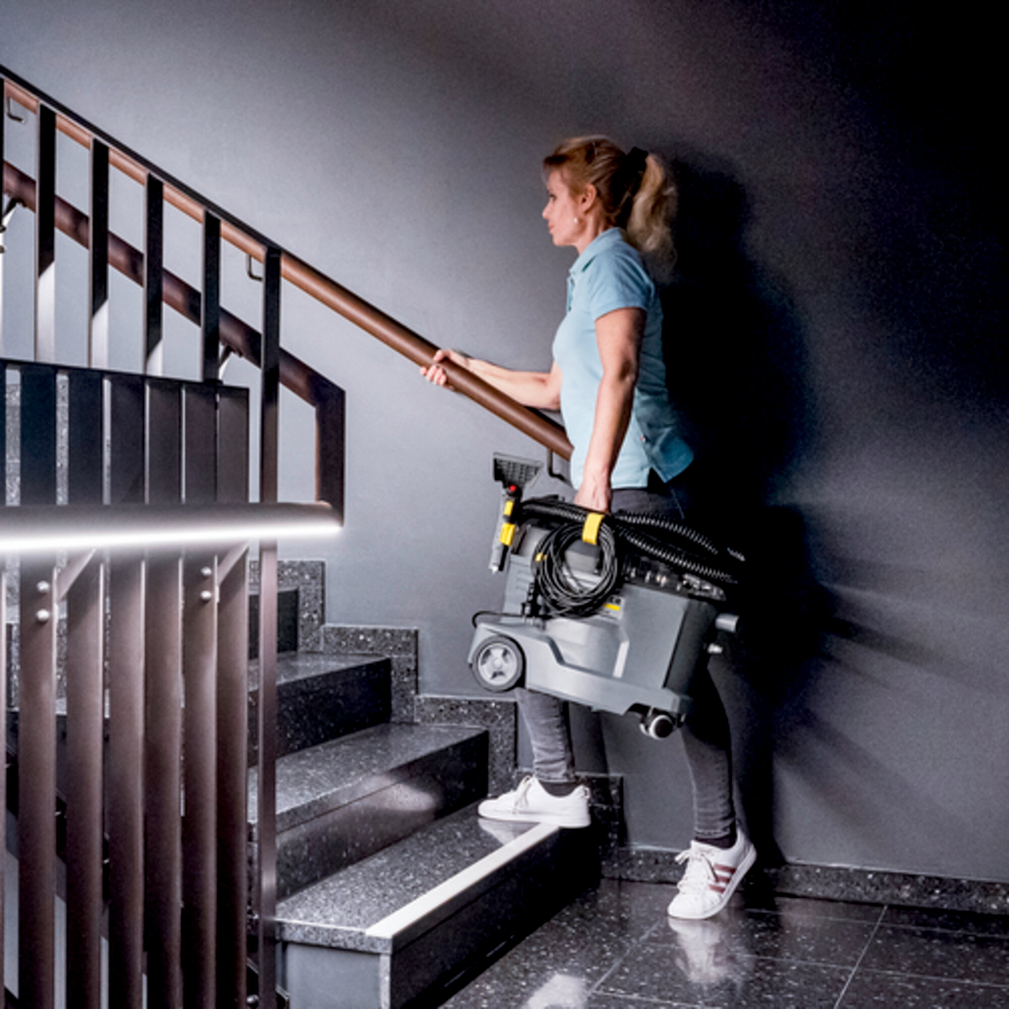 Spray extraction machine Puzzi 8/1: Light weight and compact, robust design