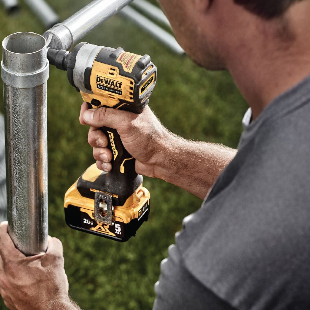 DEWALT-CORDLESS-SERIES_DEWALT-DCF911N-B1-20V-MAX-1-2-BL-COMPACT-IMPACT-WRENCH-BARE-TOOL-PHOTO-2