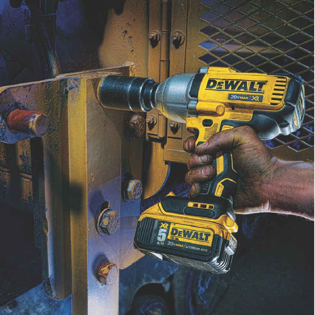 DEWALT-CORDLESS-SERIES_DEWALT-DCF900P2T-B1-20V-HT-1-2-IMPACT-WRENCH-PHOTO-3