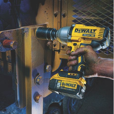DEWALT-CORDLESS-SERIES_DEWALT-DCF900P2T-B1-20V-HT-1-2-IMPACT-WRENCH-PHOTO-3
