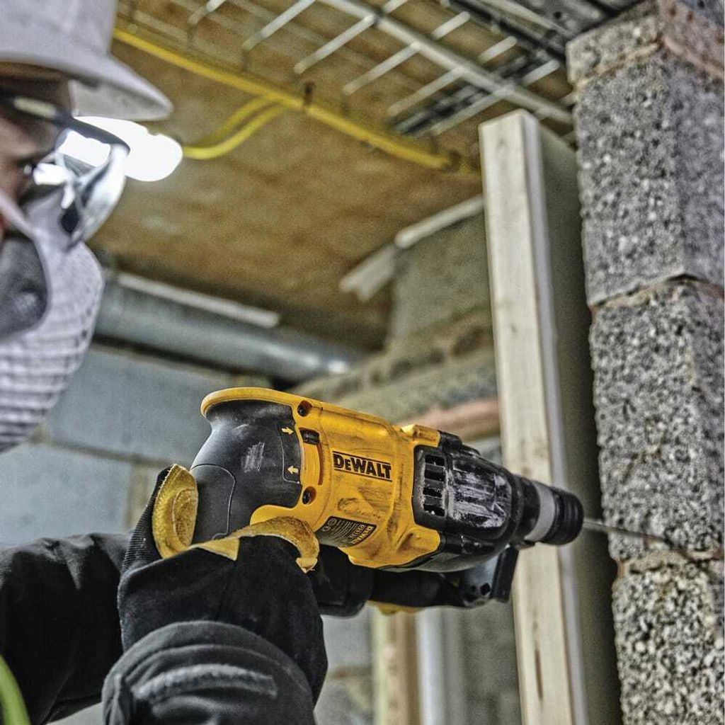 DEWALT-CORDLESS-CONCRETE-SERIES_DEWALT-D25133K-XD-3-MODE-SDS-PLUS-2KG-ROTARY-HAMMER-26MM-800W-1150RPM-PHOTO-4
