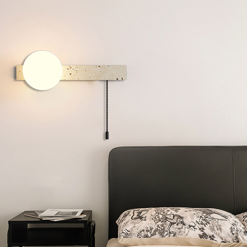 圓形燈罩透出柔和、不刺眼的暖光,如同一輪明月掛在牆梢。