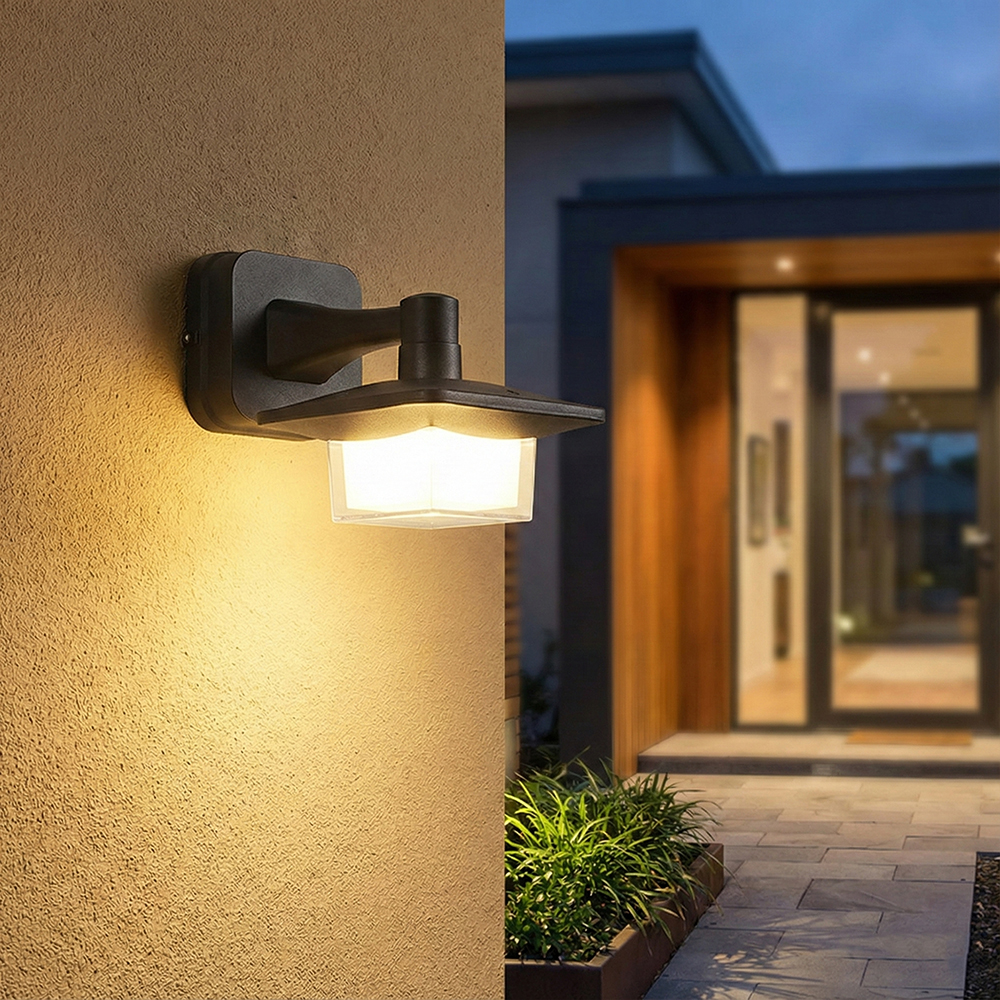 安裝於米黃色外牆上的黑色方形現代戶外壁燈