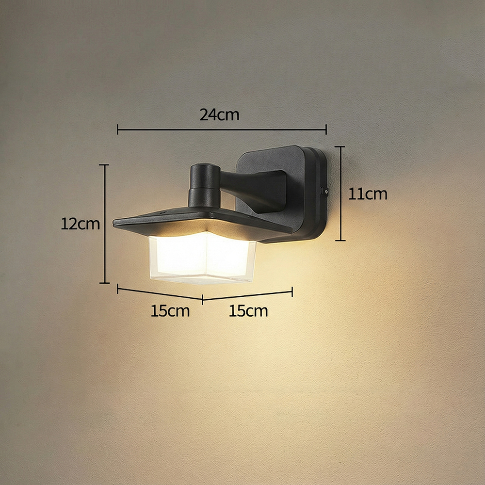 黑色方形戶外防水壁燈,安裝於牆面並開啟暖黃光照明