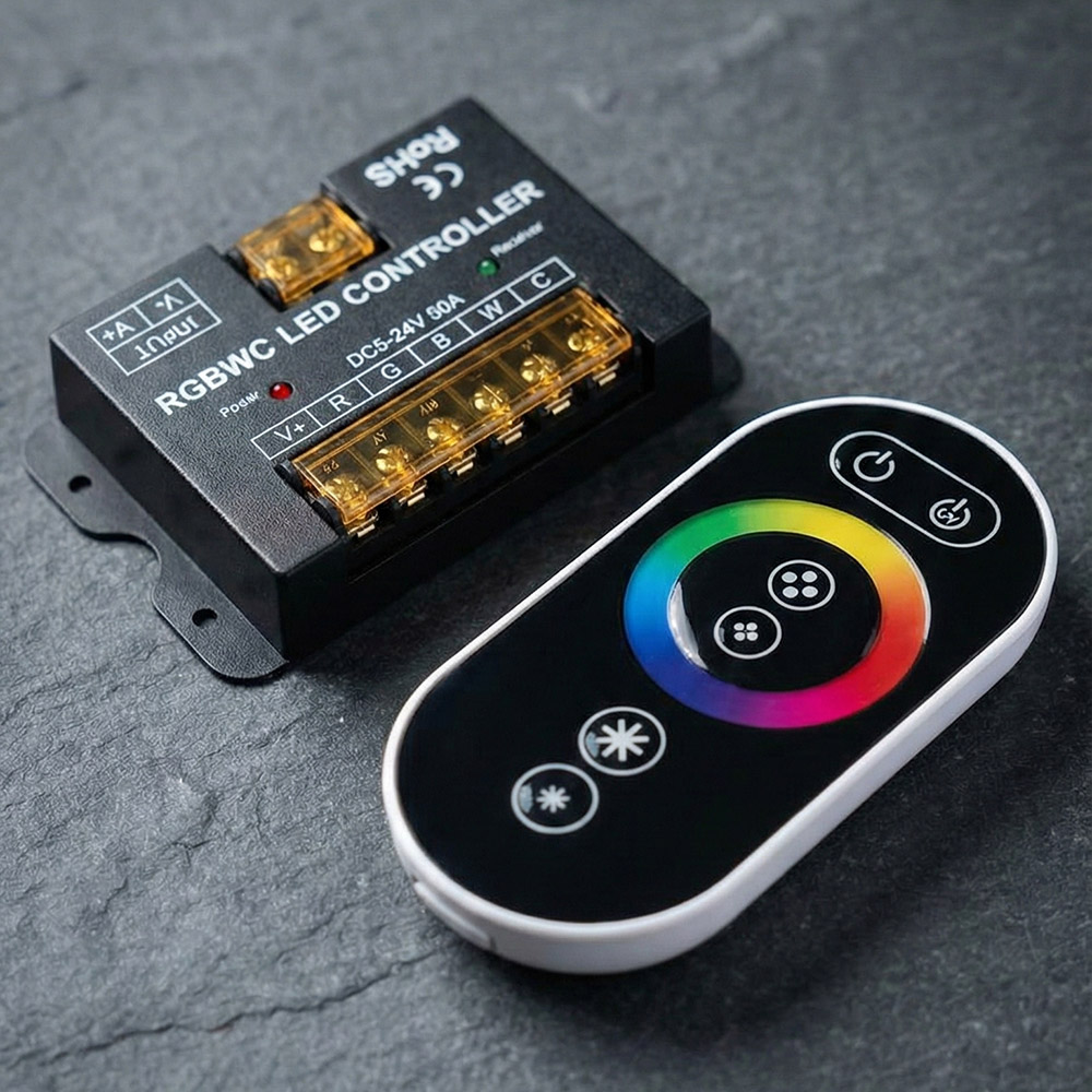 黑色 RGBWC LED 控制器主機與白色觸控圓盤遙控器，接線端子標示 V+ R G B W C，支援 DC5-24V 電壓