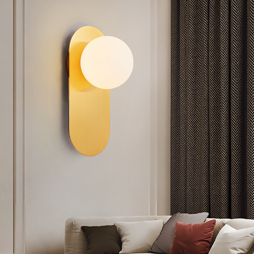 現代簡約金色金屬壁燈安裝實例，客廳背景牆裝飾照明，散發柔和暖光