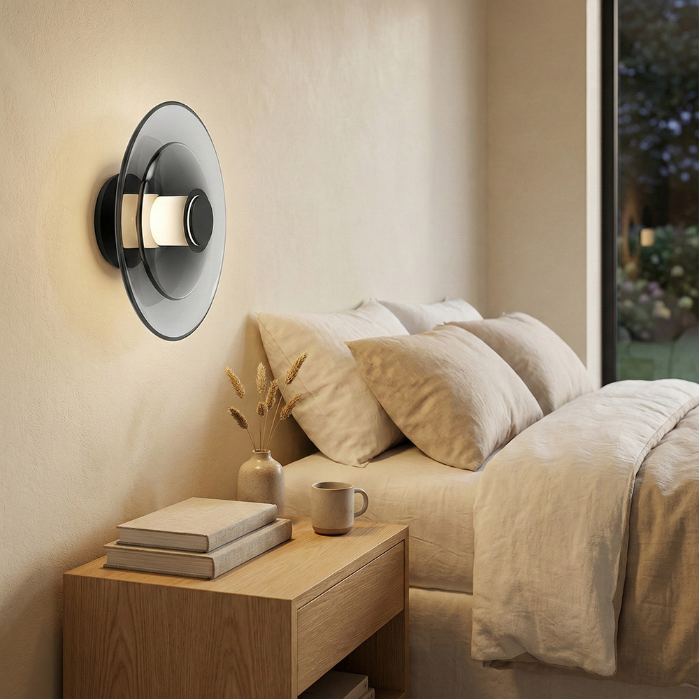 北歐風溫馨米色調臥室床頭安裝圓形玻璃壁燈，開燈後的柔和暖光氛圍與室內設計搭配