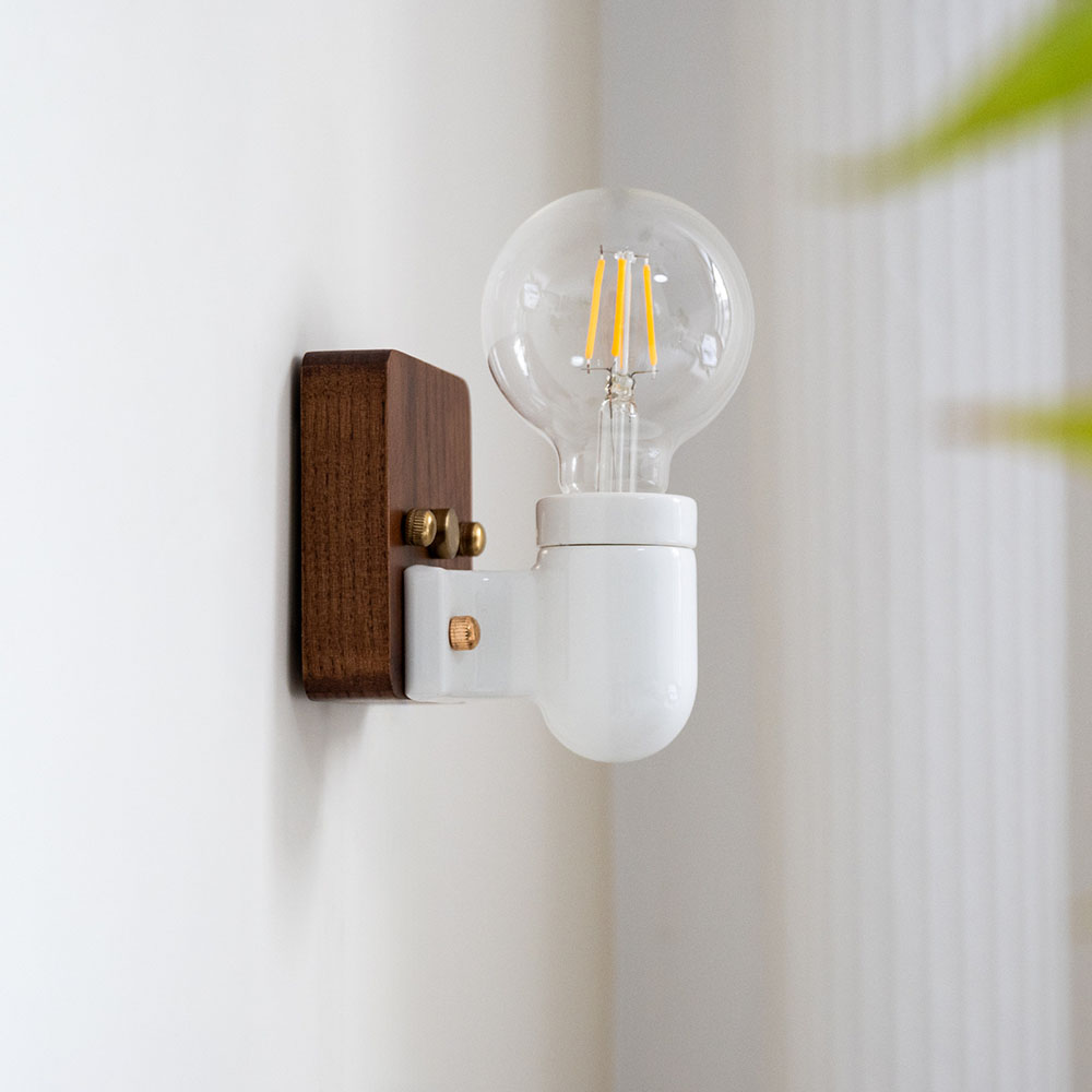 胡桃木實木底座配白色陶瓷燈頭復古壁燈，側面視角