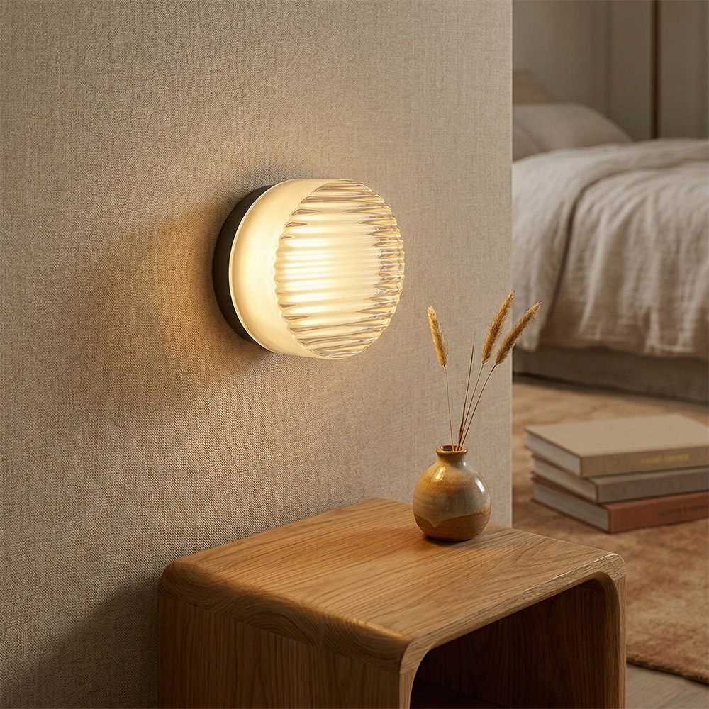 現代簡約風壁燈安裝於木質床頭櫃上方的情境展示