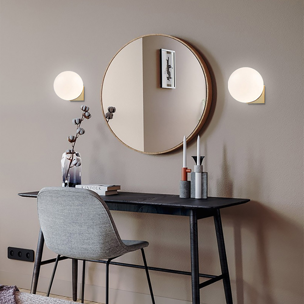 梳妝台鏡子兩側安裝圓球壁燈示意圖，現代風居家化妝補光燈